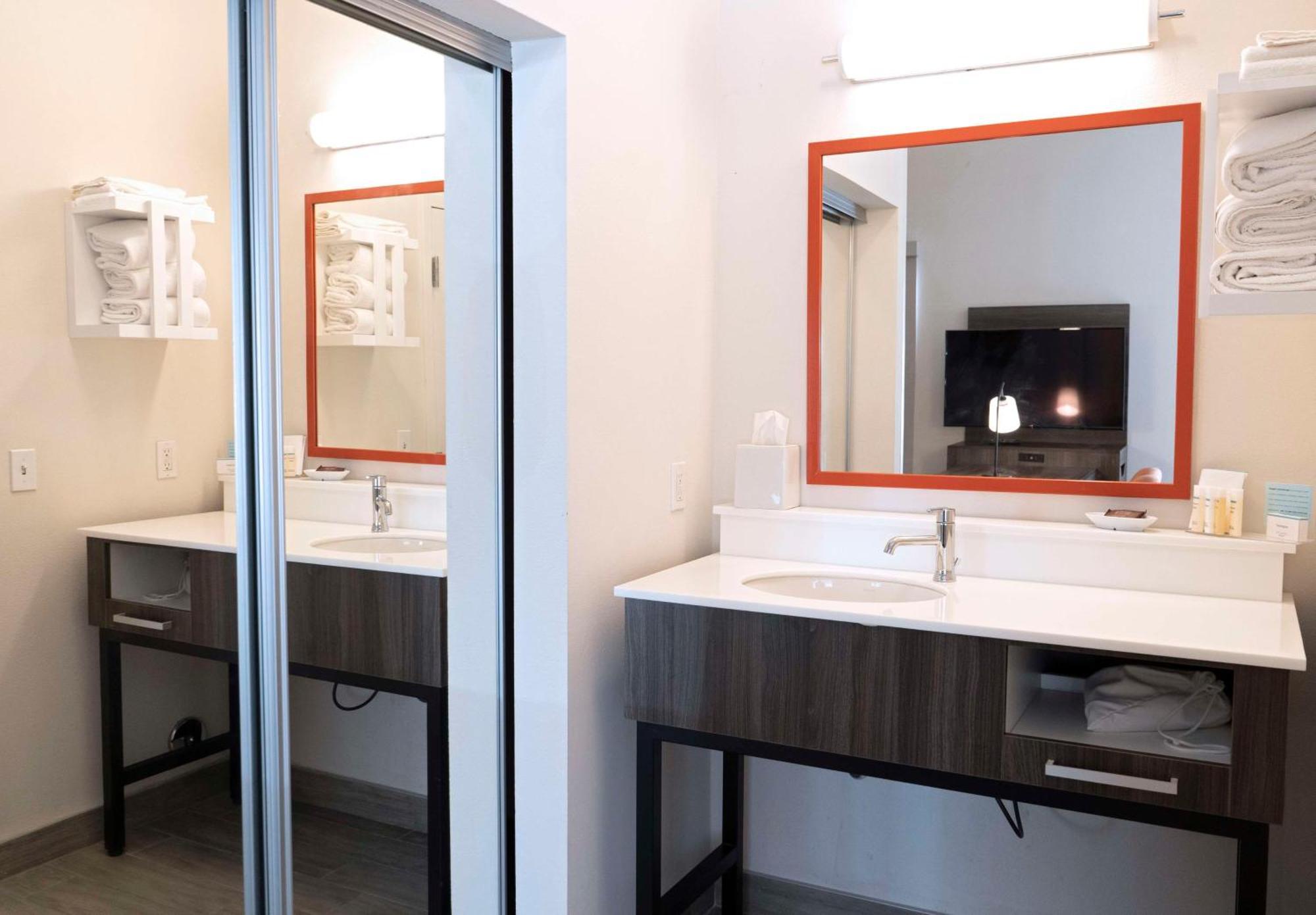 Hampton Inn & Suites Seal Beach Bagian luar foto