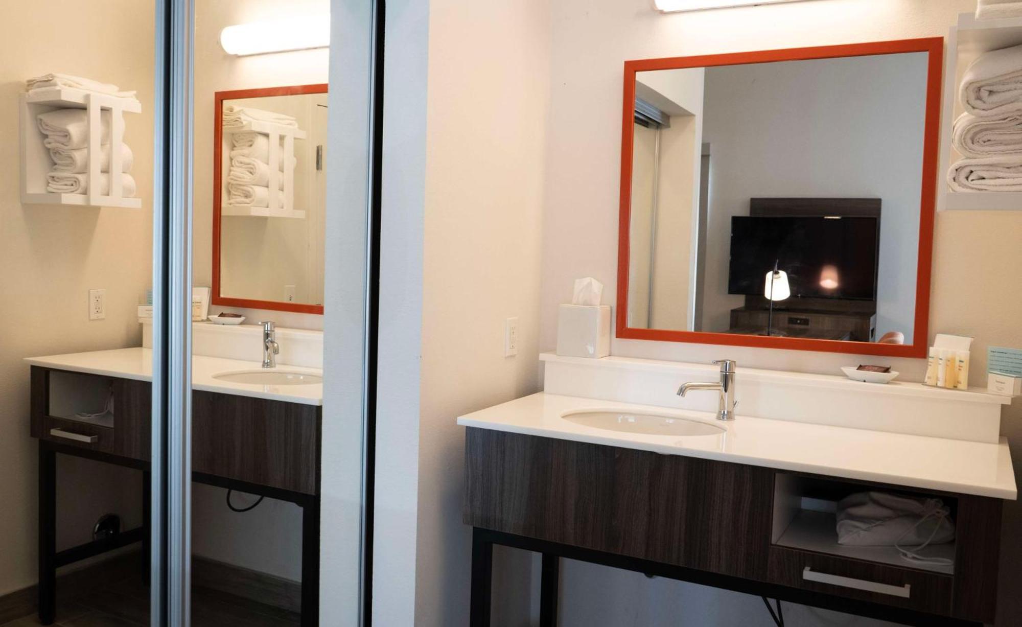 Hampton Inn & Suites Seal Beach Bagian luar foto